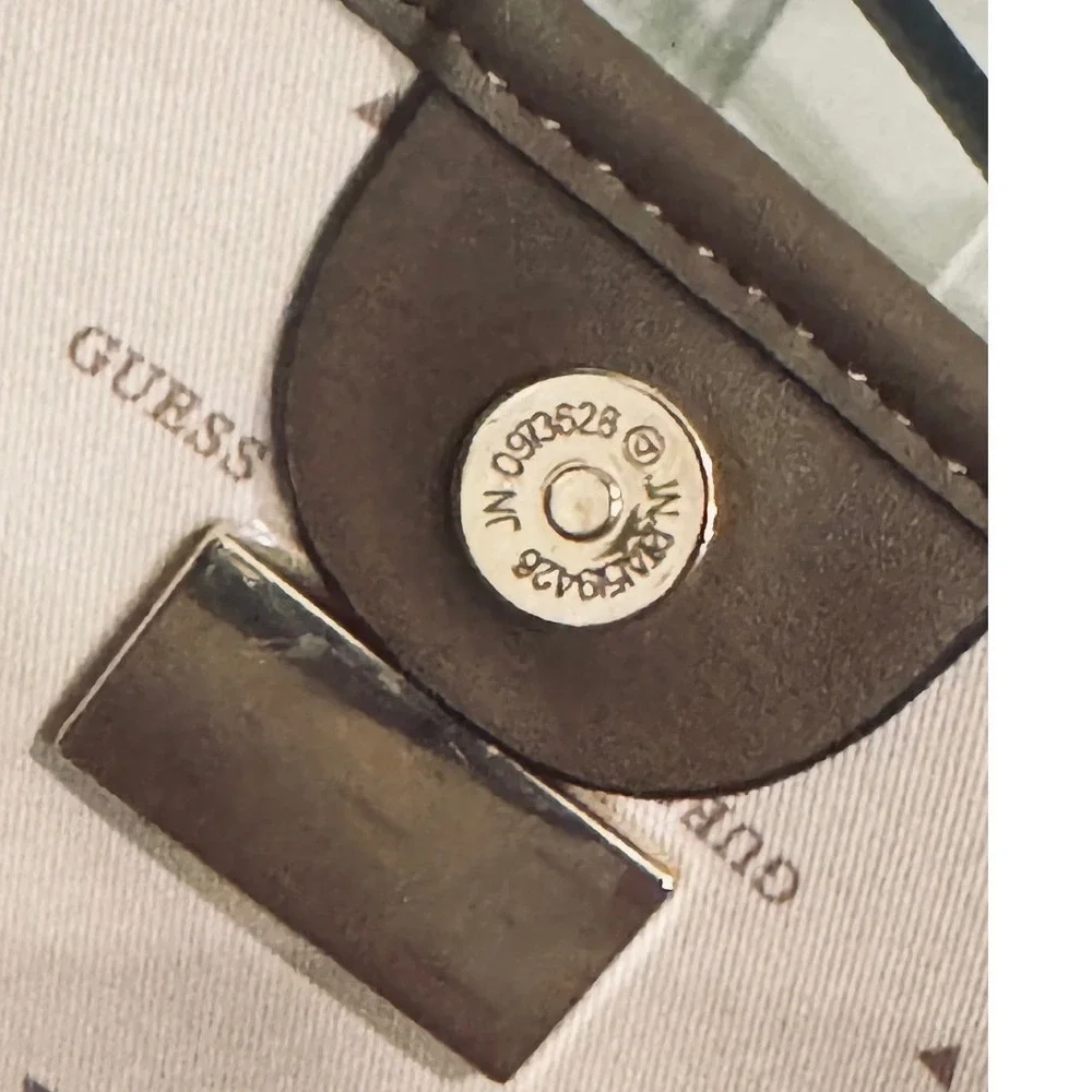 Guess Vikky floral Monogram‎ Tote Bag Brown Rose Print FL699523 11x13x6